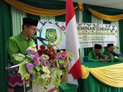 Seminar Ilmiah Ponsel Pintar dan Media Sosial di Era Digital